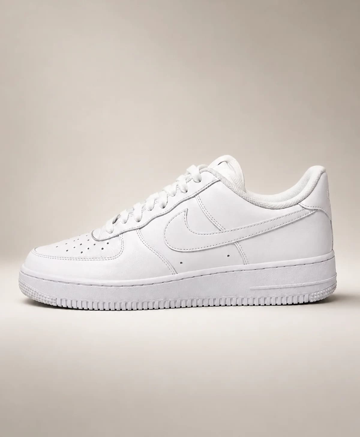 Optimiertes Verkaufsfoto desselben weißen Sneakers mit ruhigem Studio-Hintergrund